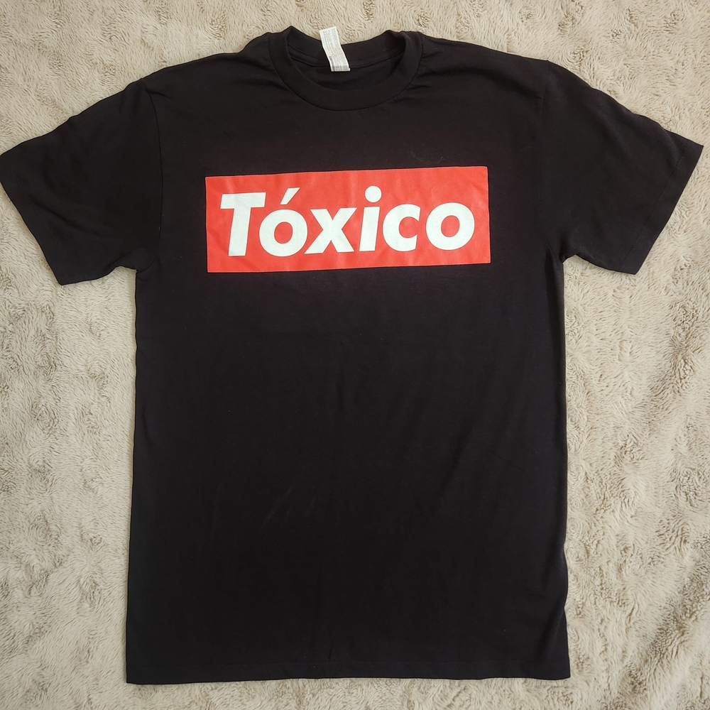 Tóxico Red Graphic Black Tee